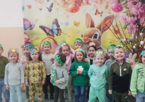 Zdjęcie grupowe dzieci w dniu zielonym.