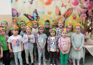 Zdjęcie grupowe dzieci w dniu zielonym.