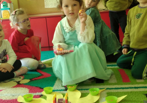 Jubilatka przy słoneczku urodzinowym.