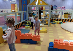 Dzieci w sali zabaw hopa lupa.