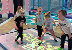 Dzieci w sali zabaw hopa lupa.