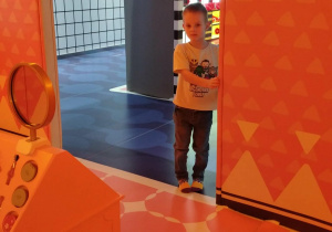 Dzieci w sali zabaw hopa lupa.