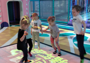 Dzieci w sali zabaw hopa lupa.