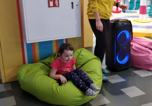 Dzieci w sali zabaw hopa lupa.