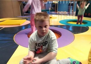 Dzieci w sali zabaw hopa lupa.