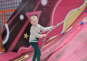 Dzieci w sali zabaw hopa lupa.