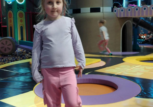 Dzieci w sali zabaw hopa lupa.