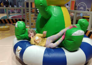 Dzieci w sali zabaw hopa lupa.