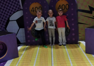 Dzieci w sali zabaw hopa lupa.