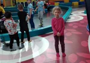 Dzieci w sali zabaw hopa lupa.