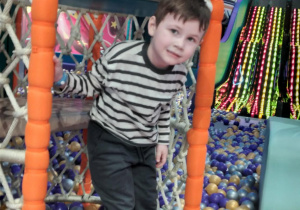 Dzieci w sali zabaw hopa lupa.