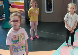 Dzieci w sali zabaw hopa lupa.