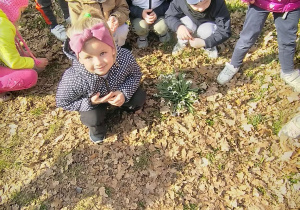 Dzieci w parku wśród kwiatów.