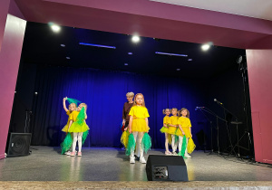 Dzieci w żółtych koszulkach na scenie podczas występu w MOKu.