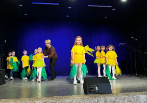 Dzieci w żółtych koszulkach na scenie podczas występu w MOKu.