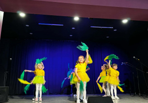 Dzieci w żółtych koszulkach na scenie podczas występu w MOKu.