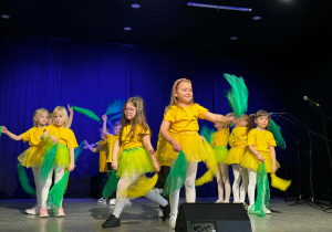 Dzieci w żółtych koszulkach na scenie podczas występu w MOKu.