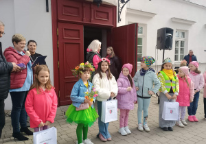 Dzieci podczas wręczania prezentów.