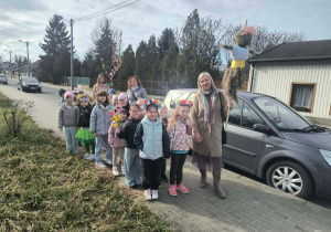 Dzieci w drodze na imprezę Powitanie Wiosny.