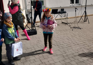 Dziewczynka po występie wokalnym.