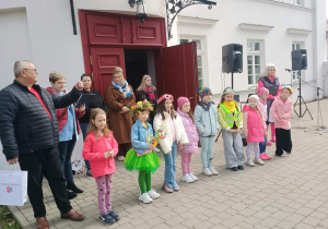 Dzieci podczas wręczania prezentów.