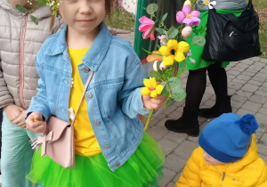 Dziewczynka z gaikiem w rączce.