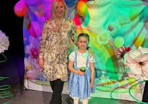 Dziewczynka z Panią na scenie.