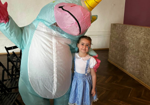 Uczestniczka z jednorożcem.