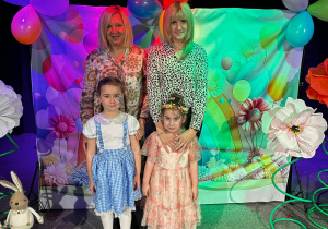 Dziewczynka z Panią na scenie.