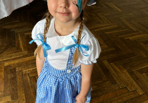 Uczestniczka w malowidłach na buzi.