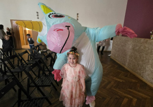 Uczestniczka z jednorożcem.