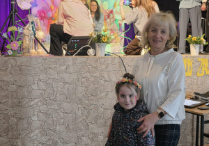 Dziewczynka z Panią na scenie.