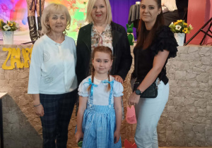 Dziewczynka z Panią, Dyrekcją i mamą na scenie.