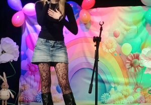 Dziewczyna śpiewa w przerwie.