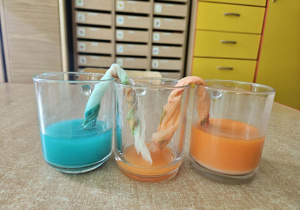 Wędrująca woda ze szklanek.