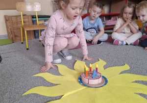 Jubilatka przy Słoneczku urodzinowym.