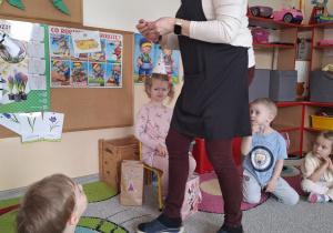 Ciocia składa życzenia jubilatce.