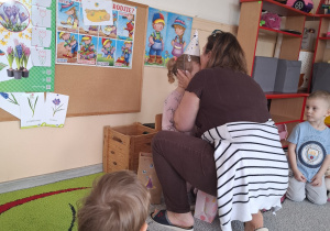 Ciocia składa życzenia jubilatce.