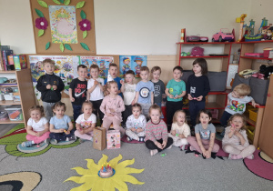 Zdjęcie grupowe z jubilatką.