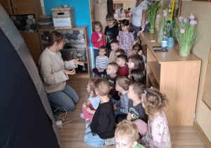 Dzieci przed kopułą.