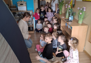 Dzieci przed kopułą.