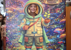 Dziecko w fotobudce kosmonauty.