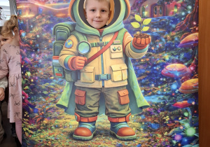 Dziecko w fotobudce kosmonauty.