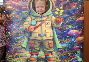 Dziecko w fotobudce kosmonauty.