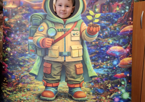 Dziecko w fotobudce kosmonauty.