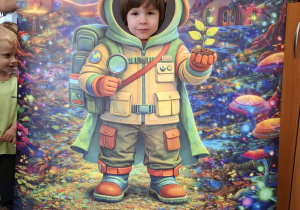 Dziecko w fotobudce kosmonauty.