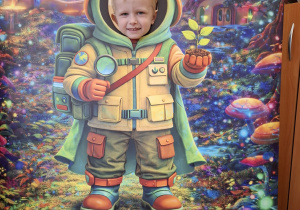 Dziecko w fotobudce kosmonauty.