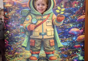 Dziecko w fotobudce kosmonauty.