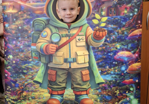 Dziecko w fotobudce kosmonauty.