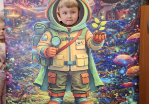 Dziecko w fotobudce kosmonauty.